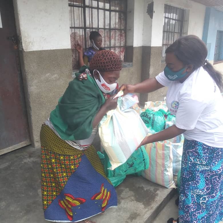 remise de kit à une maman de troisième âge